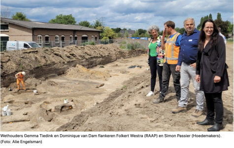 Groessenaren bewonderen archeologische opgravingen