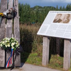 Bloemstuk leggen bij monument Gebr. Meuwsen op 17 september 2022